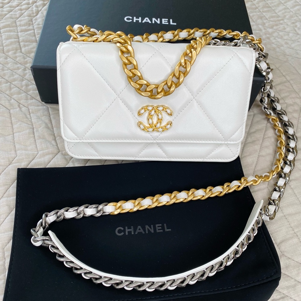 CHANEL 19 WALLET ON CHAIN /cream color